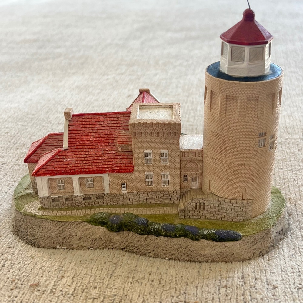 Harbour Lights Old Mackinac Point Michigan 118 Lighthouse Figurine 1991 Vintage